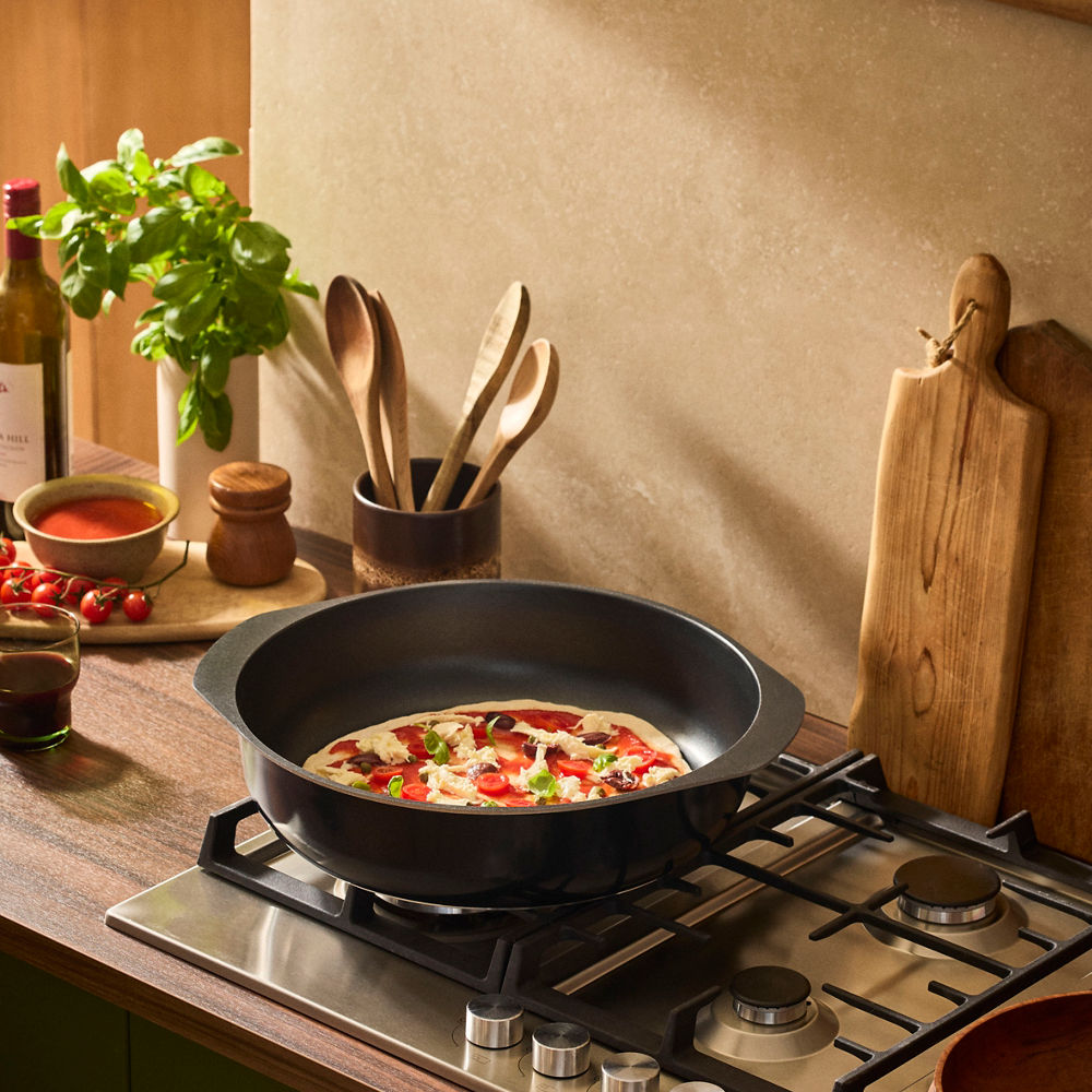 Bessemer Non Stick Round Cook n Bake 37cm Black