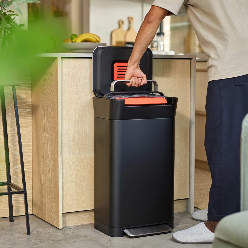 Joseph Joseph Titan 30L Trash Compactor Carbon Black