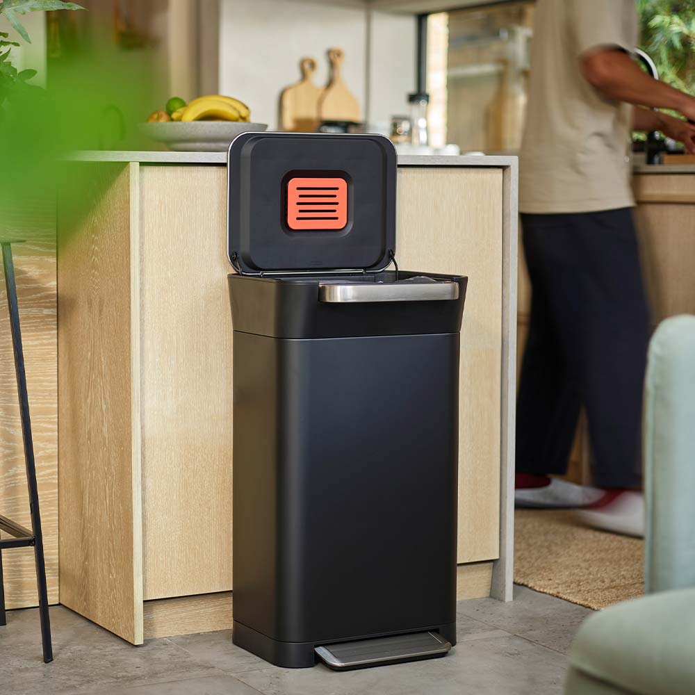 Joseph Joseph Titan 30L Trash Compactor Carbon Black