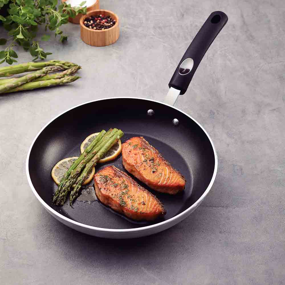 2 pieces of salmon with asparagus in frypan 26cm - Robins Kitchen